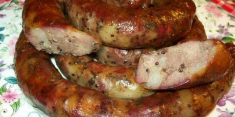 Kako kuvati domaću svinjsku kobasicu u crevima u rerni